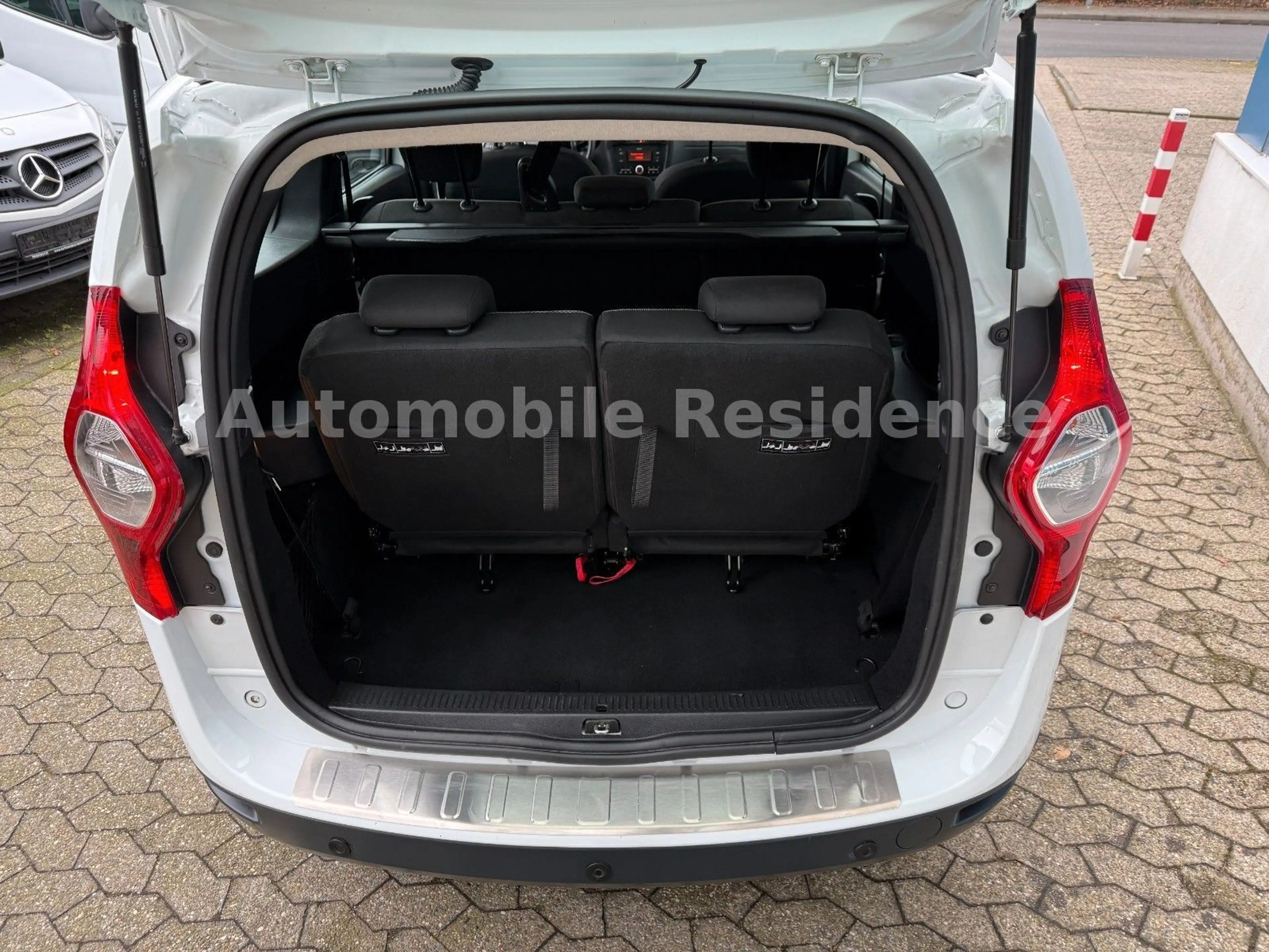 Dacia Lodgy 1.3 TCe 100*KLIMA*7-SITZER*PDC*E-PAKET*1HD — photo 11