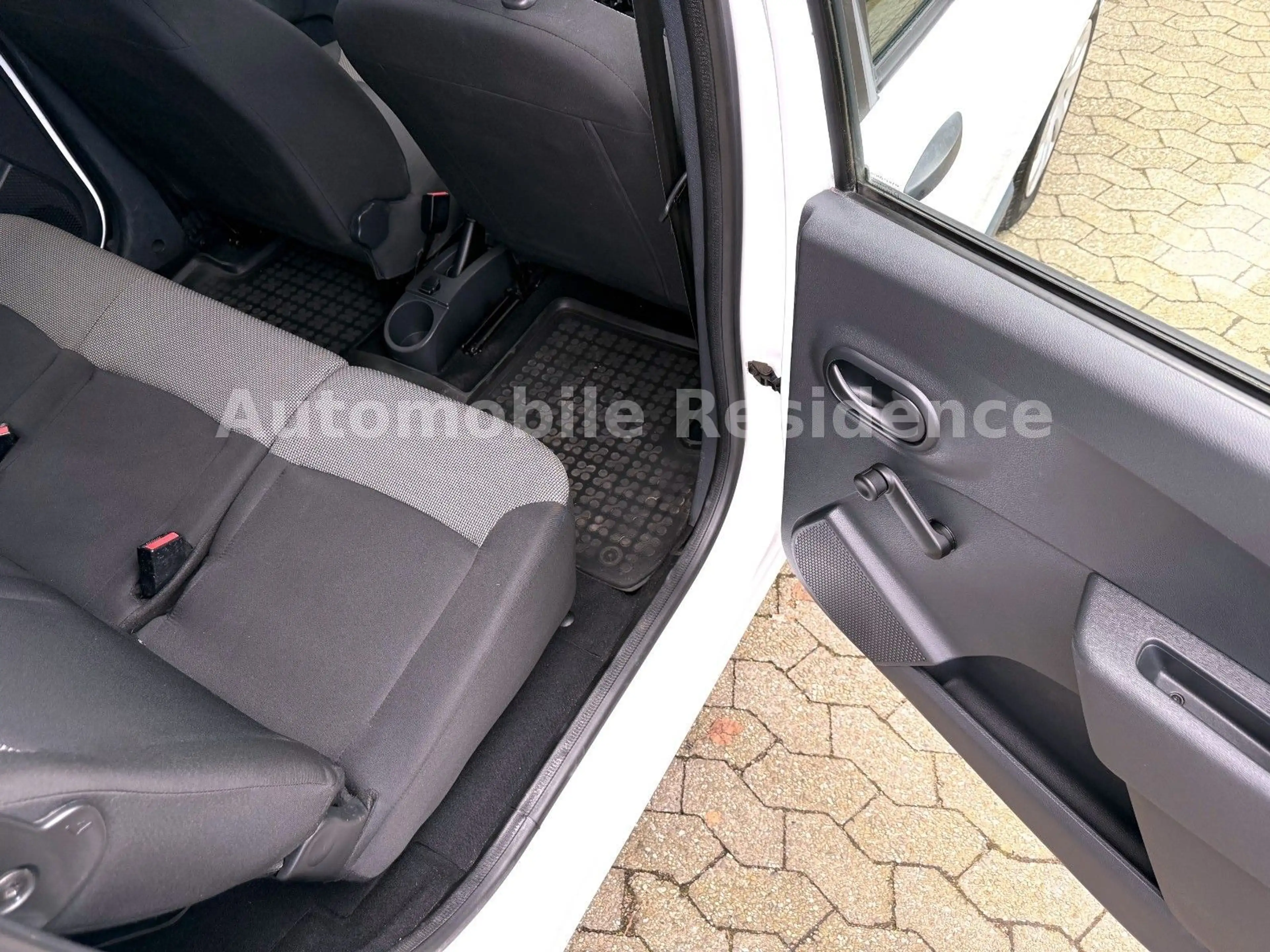 Dacia Lodgy 1.3 TCe 100*KLIMA*7-SITZER*PDC*E-PAKET*1HD — photo 9