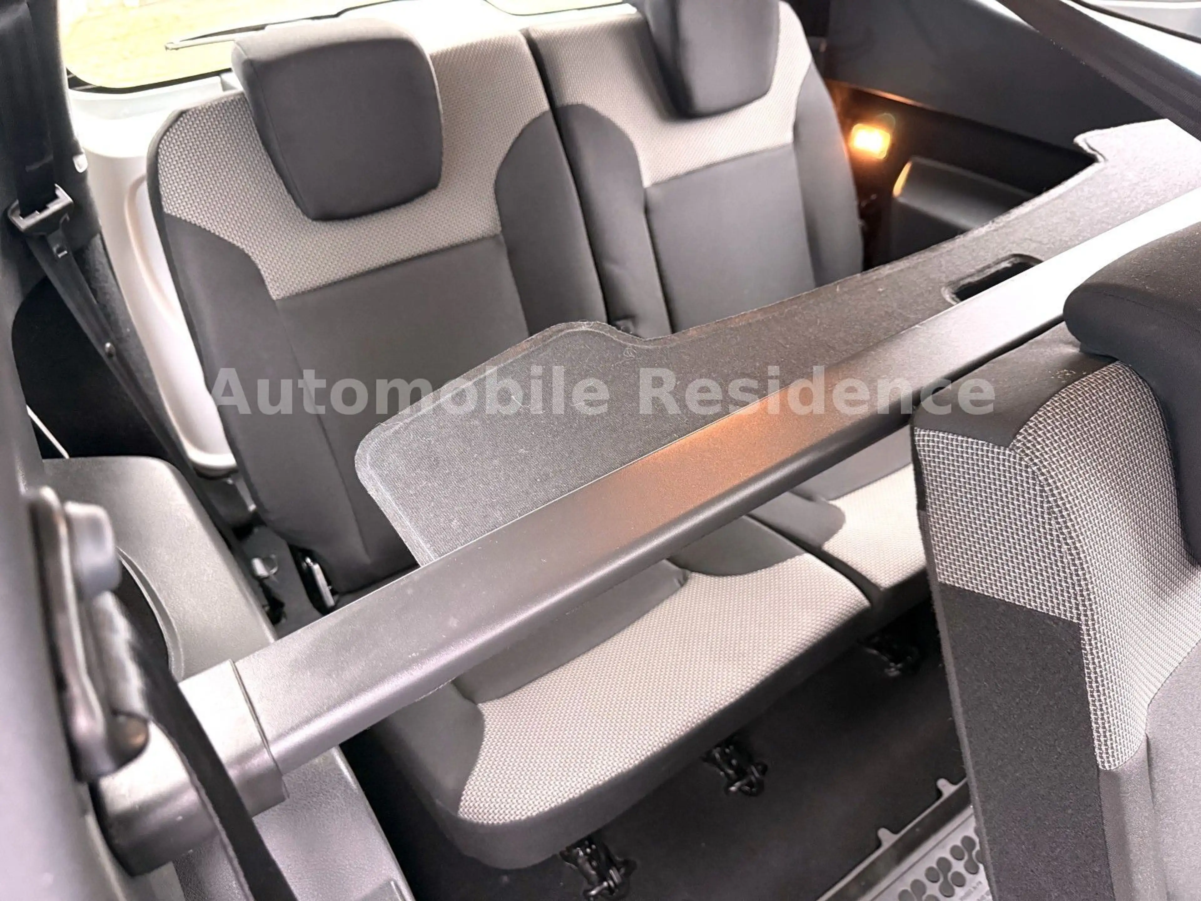 Dacia Lodgy 1.3 TCe 100*KLIMA*7-SITZER*PDC*E-PAKET*1HD — photo 10