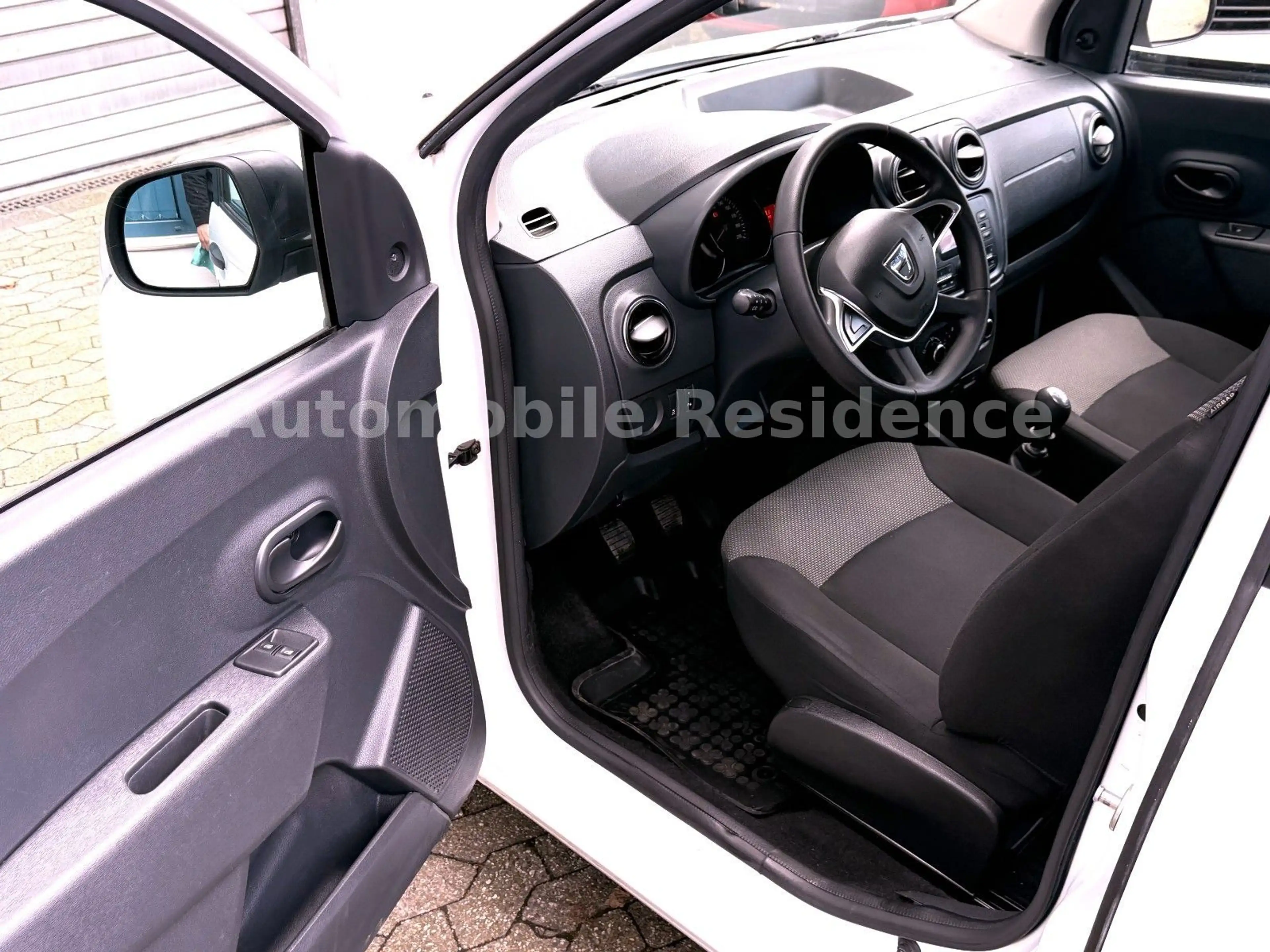 Dacia Lodgy 1.3 TCe 100*KLIMA*7-SITZER*PDC*E-PAKET*1HD — photo 6