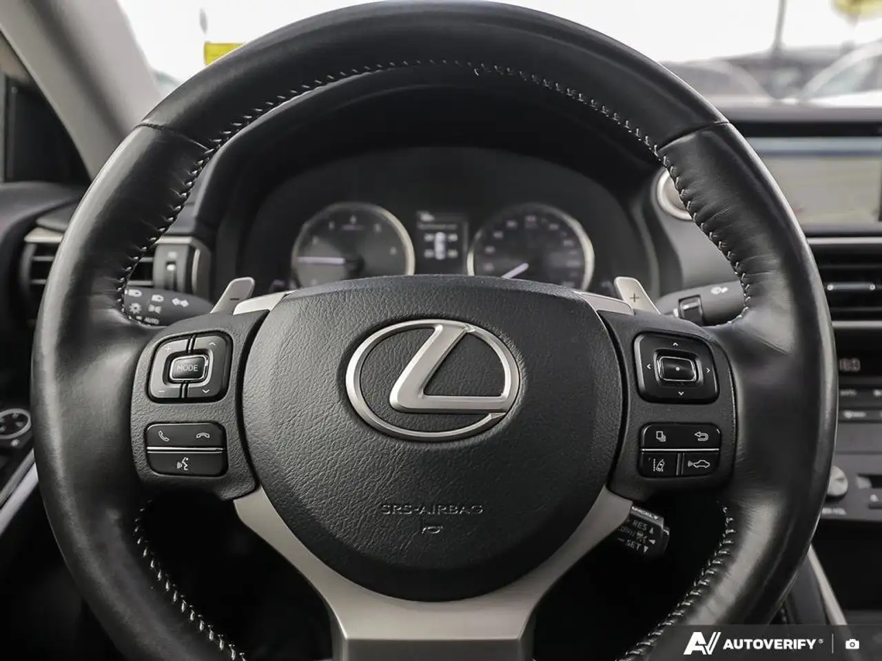 Lexus IS снимка Lexus IS