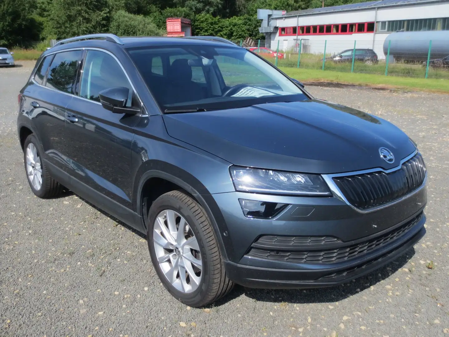 Skoda Karoq 1.5 TSI DSG Style 4x4 *LEDER/NAVI/LED* Grau - 2