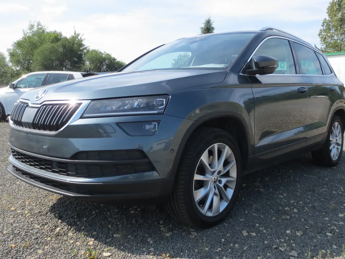 Skoda Karoq 1.5 TSI DSG Style 4x4 *LEDER/NAVI/LED* Grau - 1