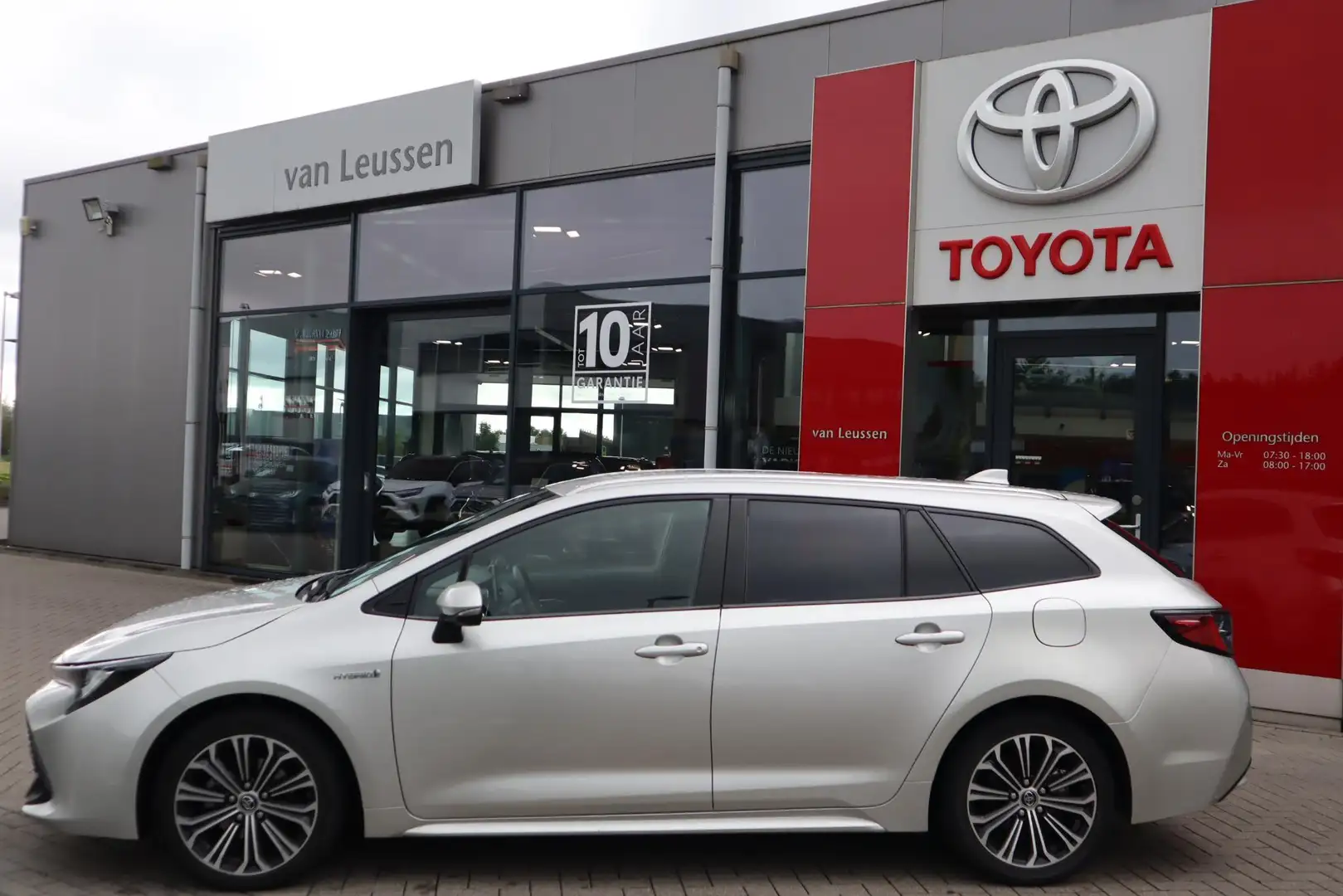 Toyota Corolla Touring Sports 1.8 HYBRID DYNAMIC APPLE/ANDROID ST Grijs - 2