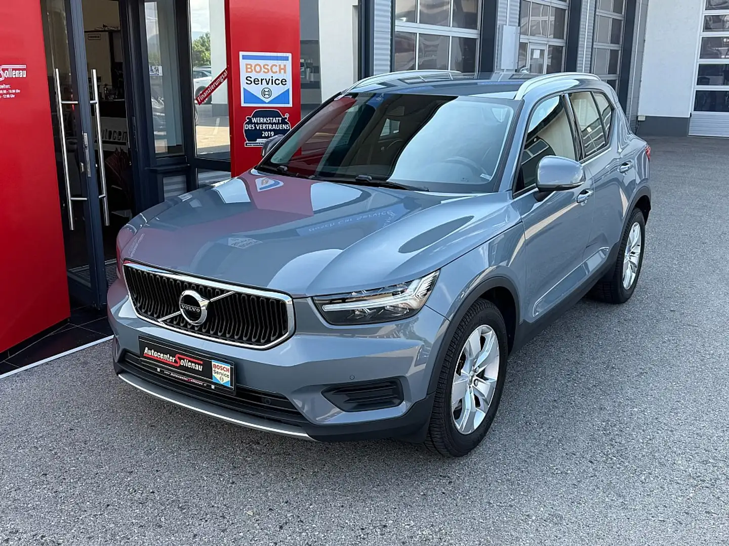 Volvo XC40 D4 Momentum AWD Geartronic Gris - 2