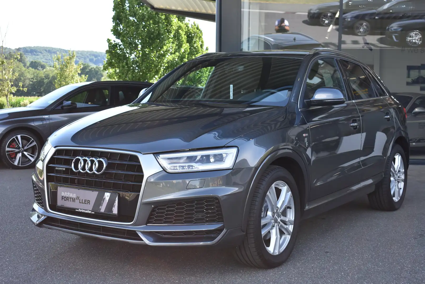 Audi Q3 2.0 TDI //S line  quattro Grau - 1