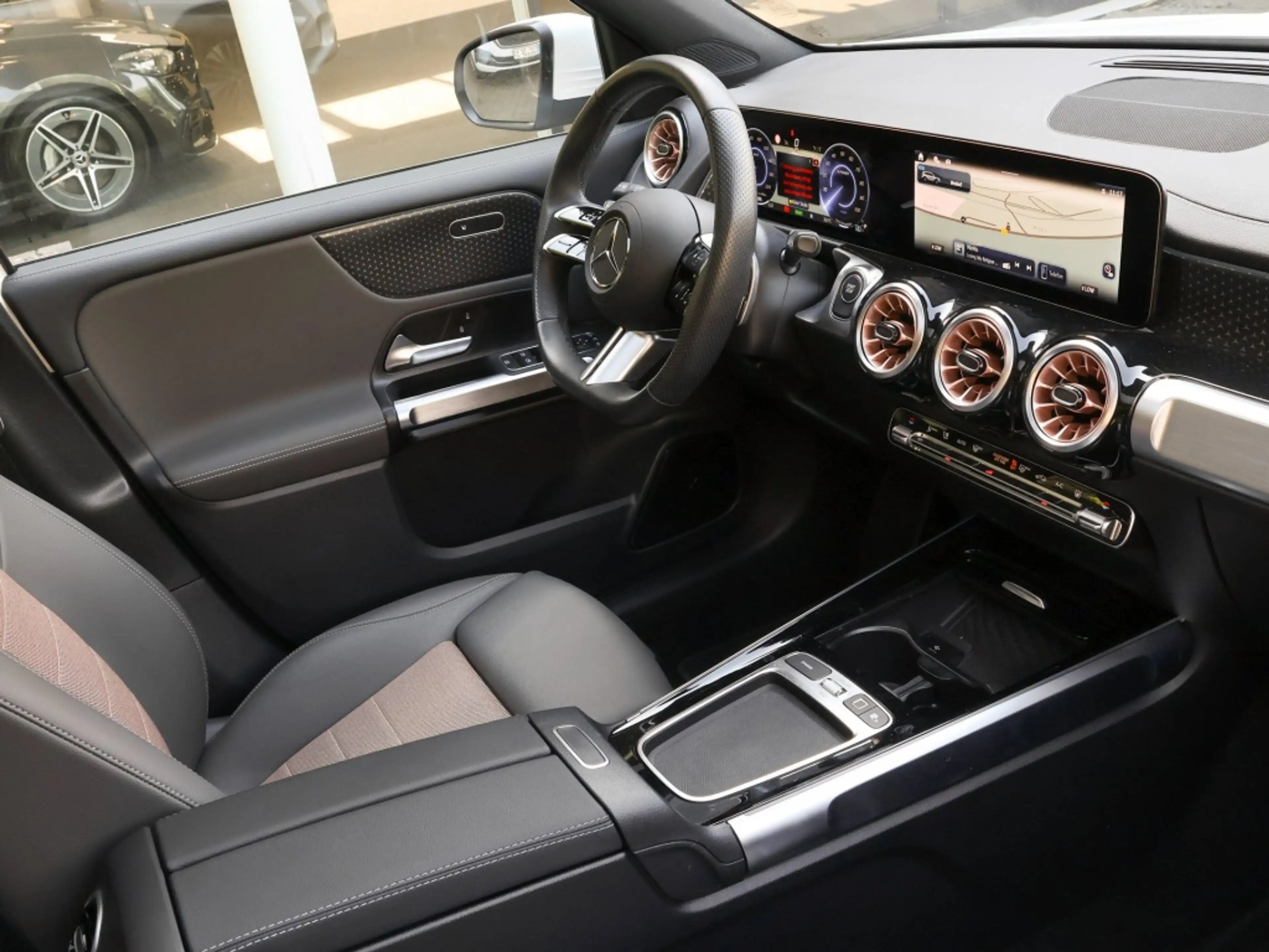 Mercedes-Benz EQB 300 4M Electr-Art/Pano/360/Ambi/Keyl/Totw/18 — photo 4