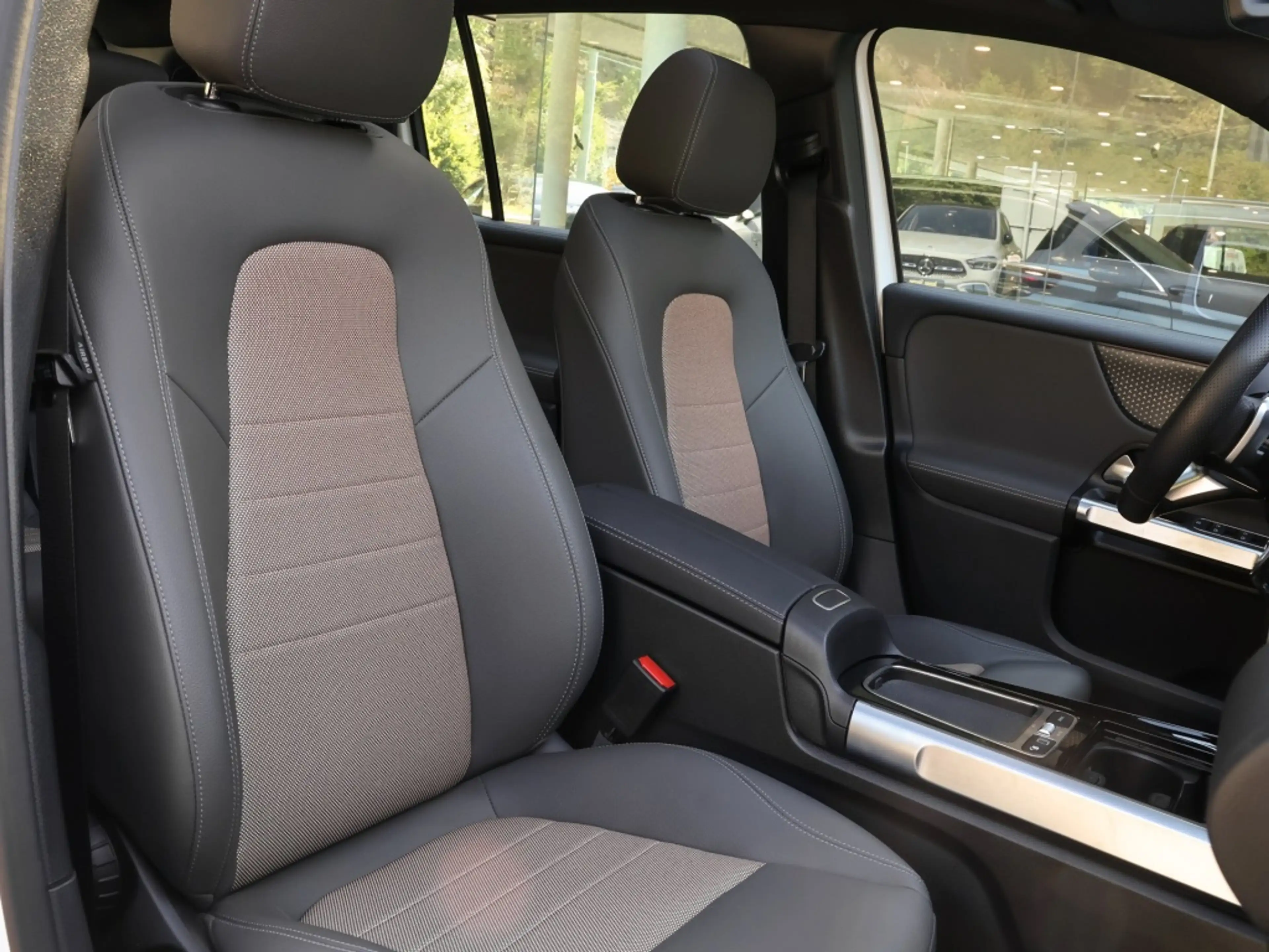 Mercedes-Benz EQB 300 4M Electr-Art/Pano/360/Ambi/Keyl/Totw/18 — photo 5