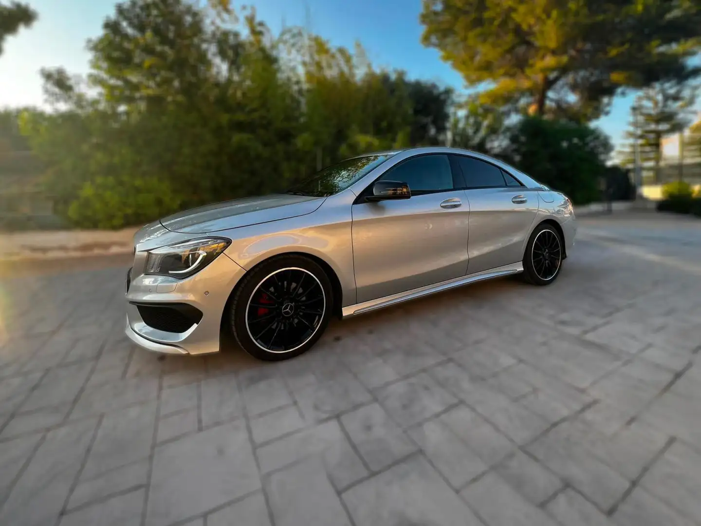 Mercedes-Benz CLA 180 AMG Line Gris - 2
