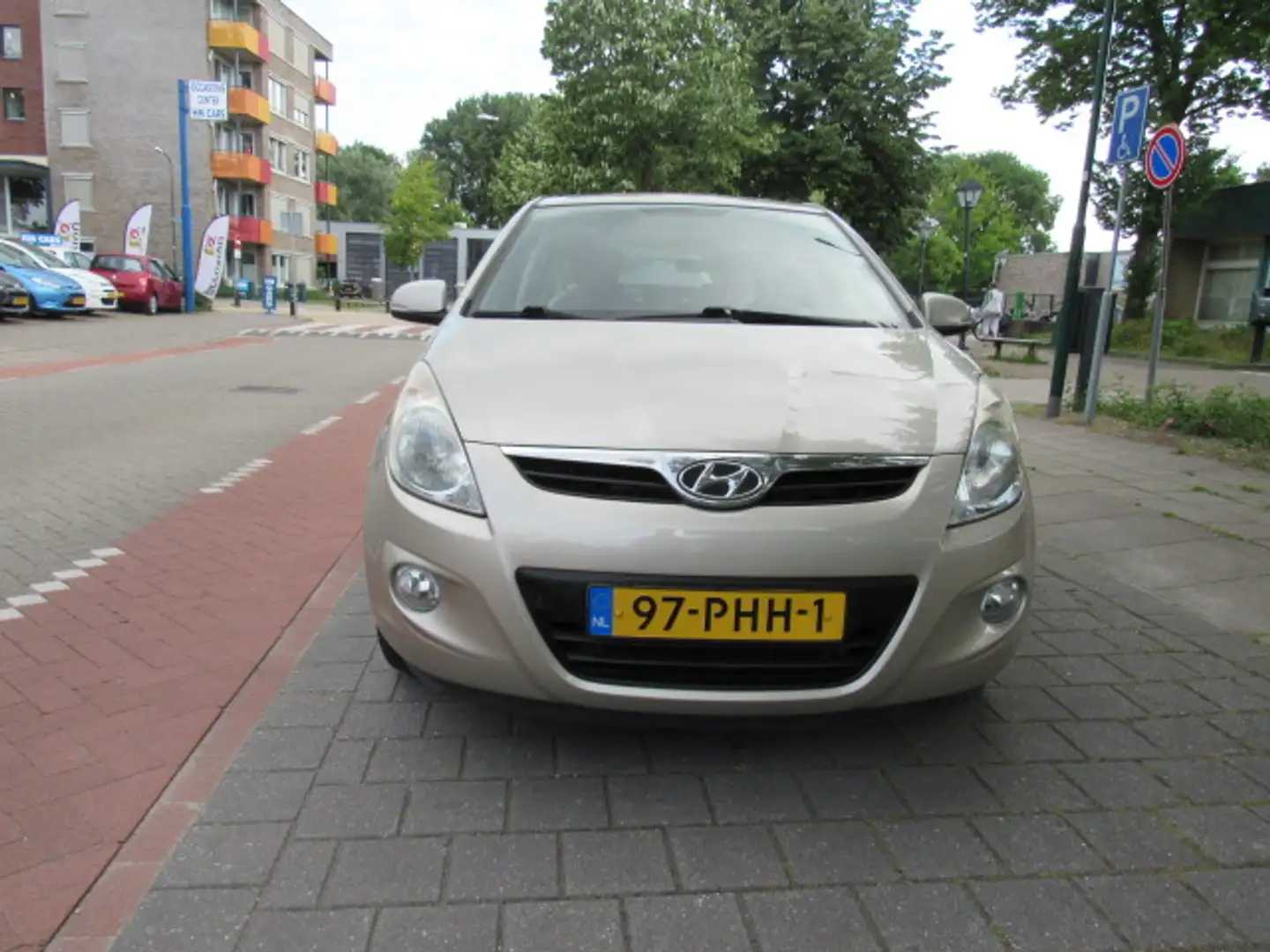 Hyundai i20 1.4i 100pk 5Drs Clima etc Gris - 2