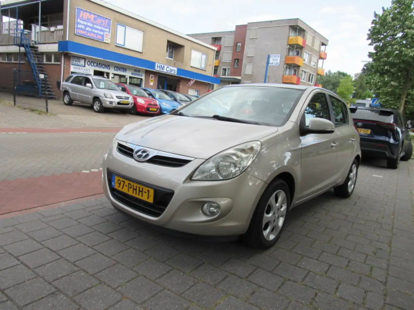 Hyundai i20 1.4i 100pk 5Drs Clima etc Gris - 1