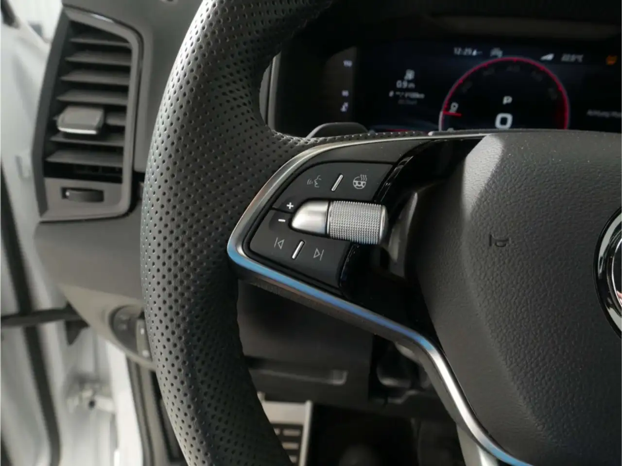 Skoda Karoq 1.5 TSI DSG Sportline AHK/NAV/LED/Kamera, миниатюра 11