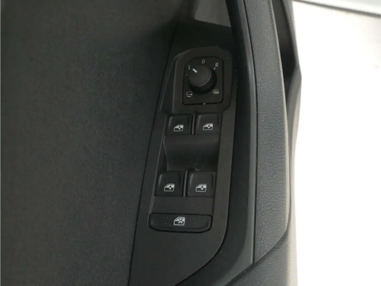 Skoda Karoq 1.5 TSI DSG Sportline AHK/NAV/LED/Kamera, миниатюра 17
