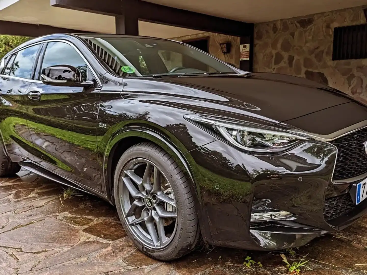 Infiniti Q30 2.0t Sport 7DCT Czarny - 1