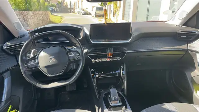 Peugeot 2008 view 11