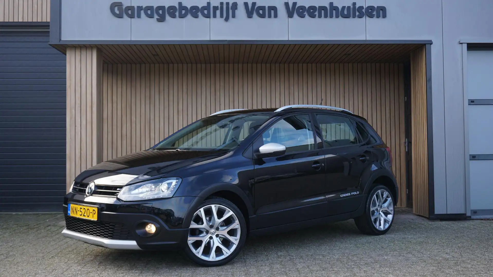 Volkswagen Polo Cross 1.2 TSI 90pk DSG Xenon App-Connect 17inch LM Clima Negru - 1