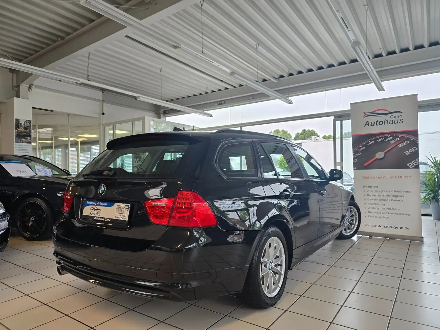 BMW 320 i Touring Panorama Glasdach Sitzheizung Schwarz - 2