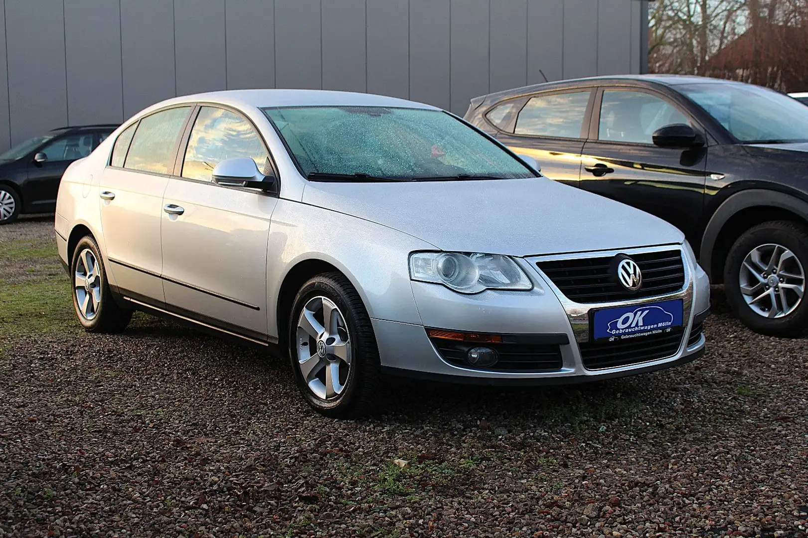 Volkswagen Passat Lim.*Klima*S.Heft*Navi*SHZ*AHK*Tempomat Silber - 1