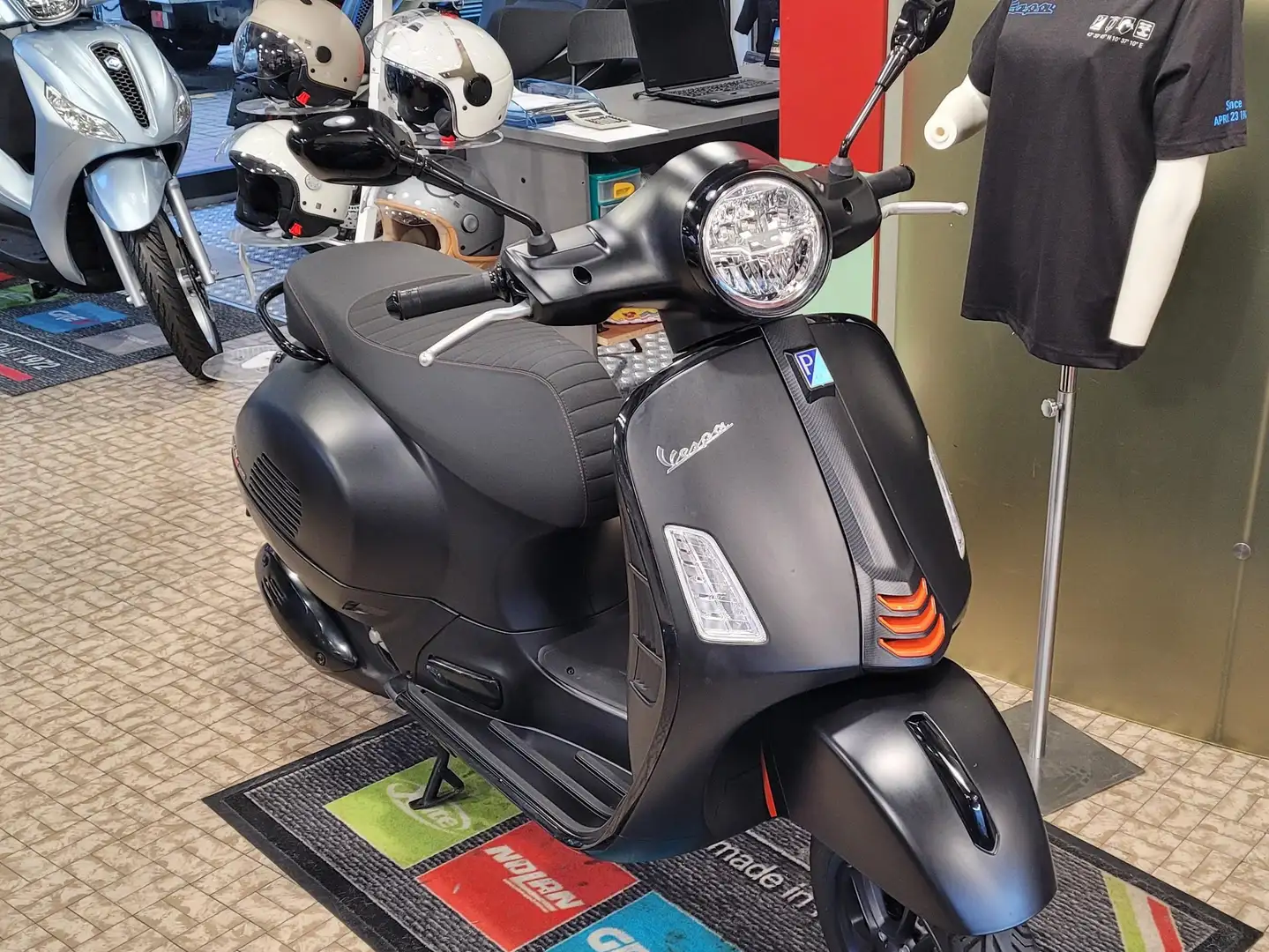Vespa GTS Super Sport 310 Nero - 2