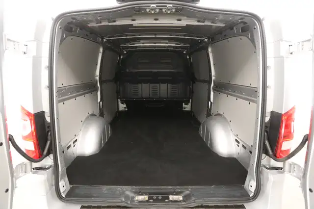 Mercedes-Benz Vito view 3