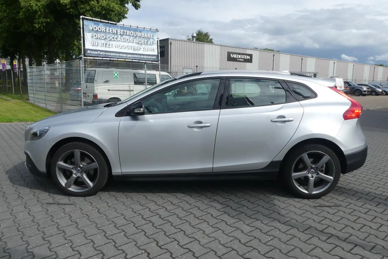 Volvo V40 Cross Country 1.6 D2 Summum CRUISE, CLIMA, NAVI, PDC, TREKHAAK, Grijs - 2
