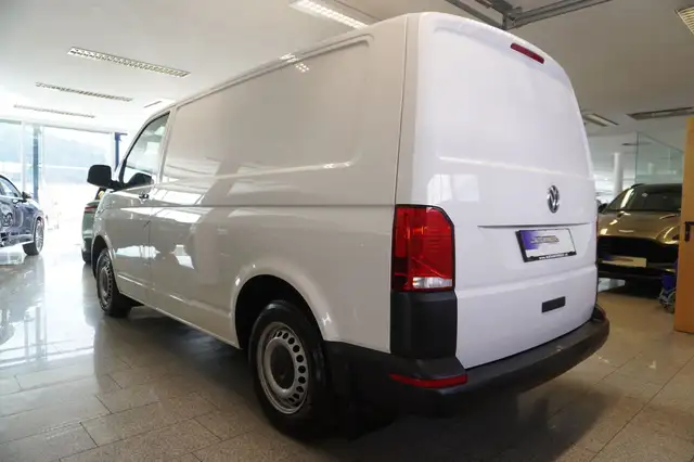 Volkswagen Transporter view 4