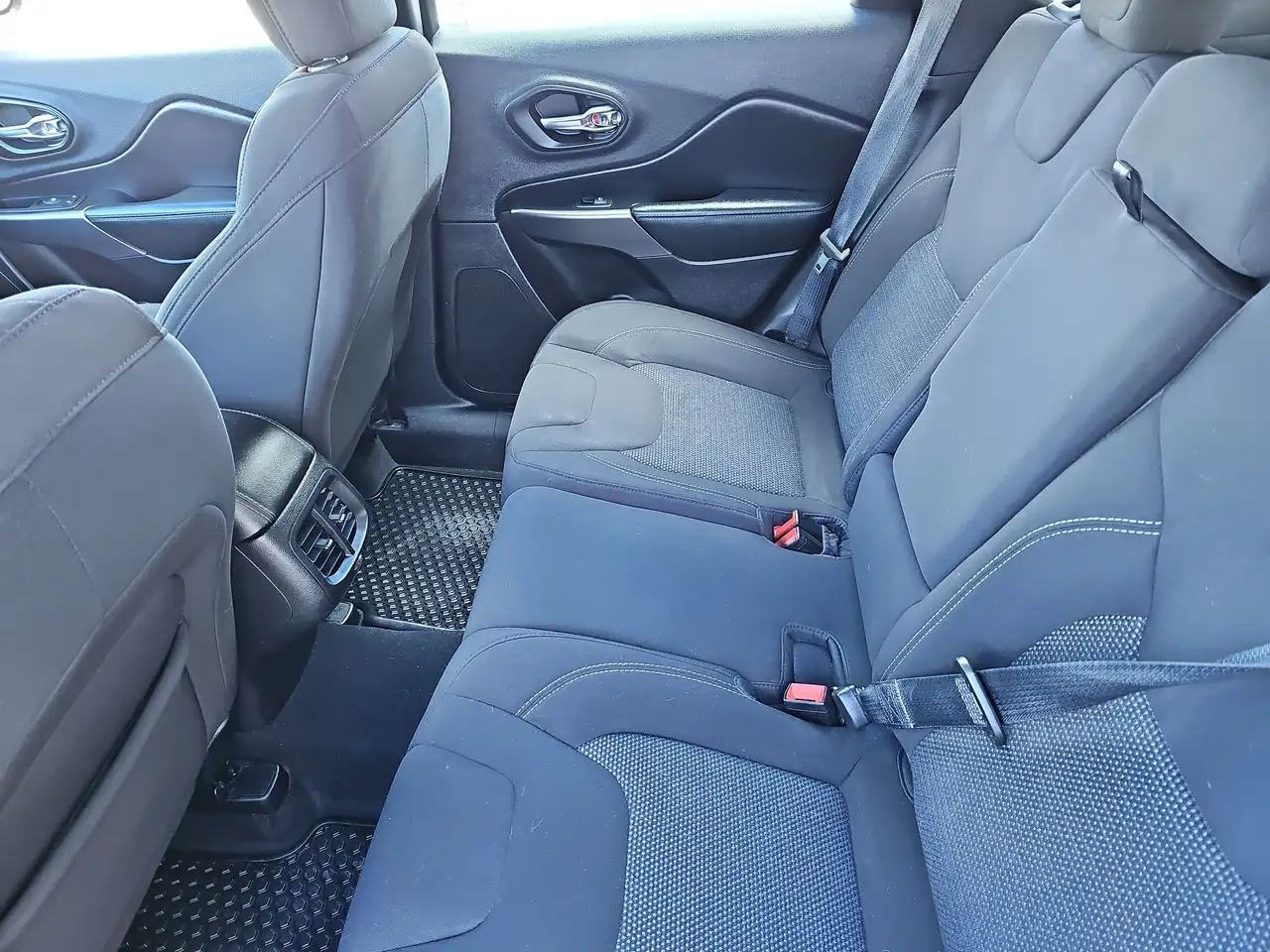 Jeep Cherokee photo Jeep Cherokee