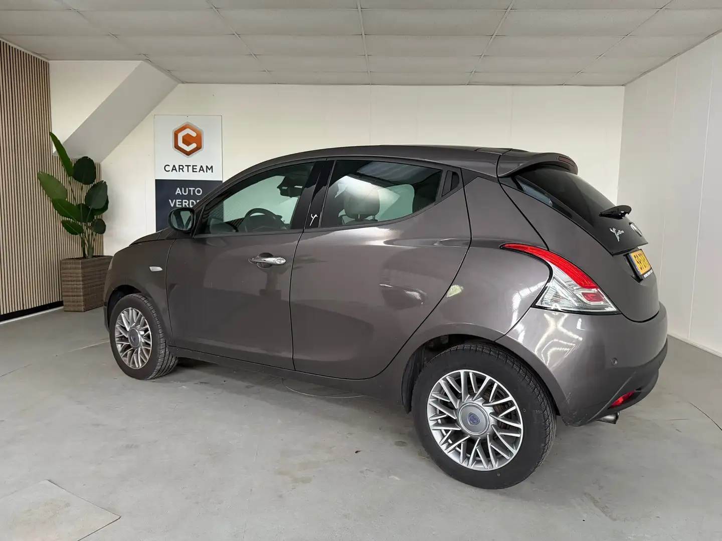 Lancia Ypsilon 0.9 TwinAir Platinum Airco, Leder, LMV, Panoramada Grijs - 2