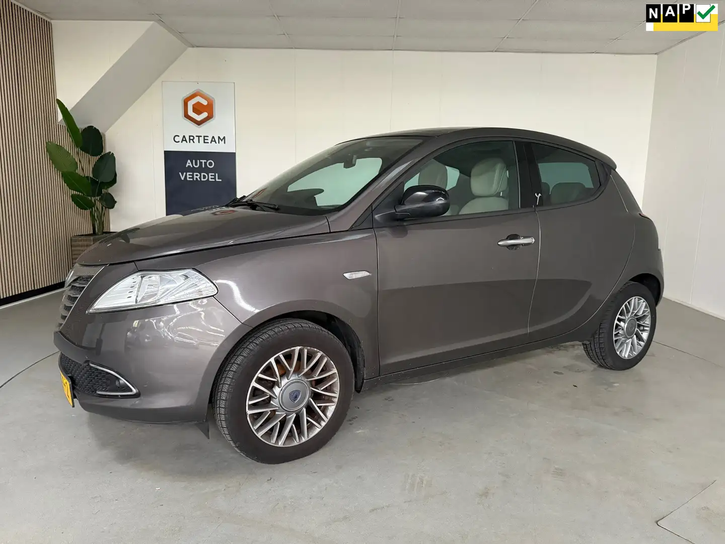 Lancia Ypsilon 0.9 TwinAir Platinum Airco, Leder, LMV, Panoramada Grijs - 1