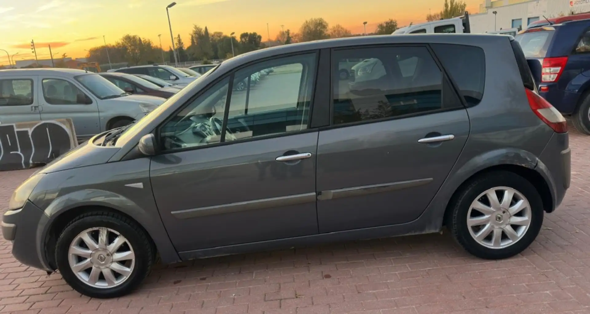 Renault Scenic II 1.5DCI Luxe Dynamique 105 Grijs - 2