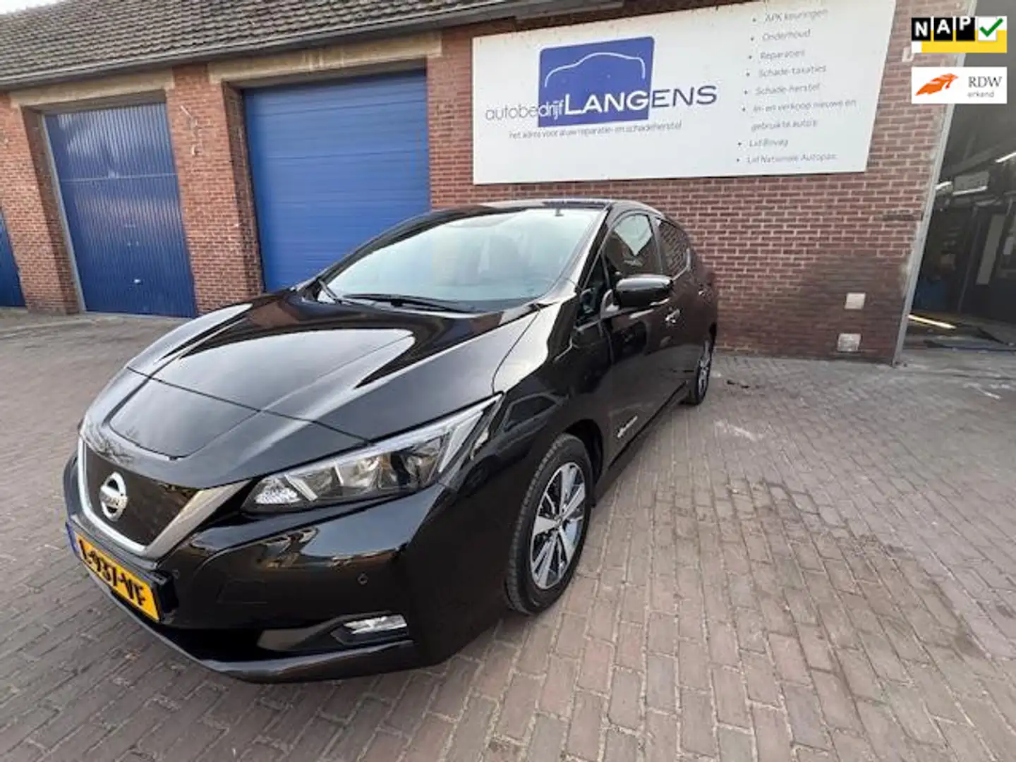 Nissan Leaf Acenta 40 kWh Camera PDC V+A Zwart - 1