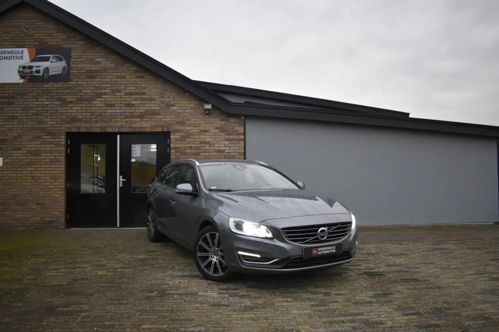 Volvo V60 2.4 D5 Twin EN. Special ED. Xenon, AUT, Navi Gris - 2