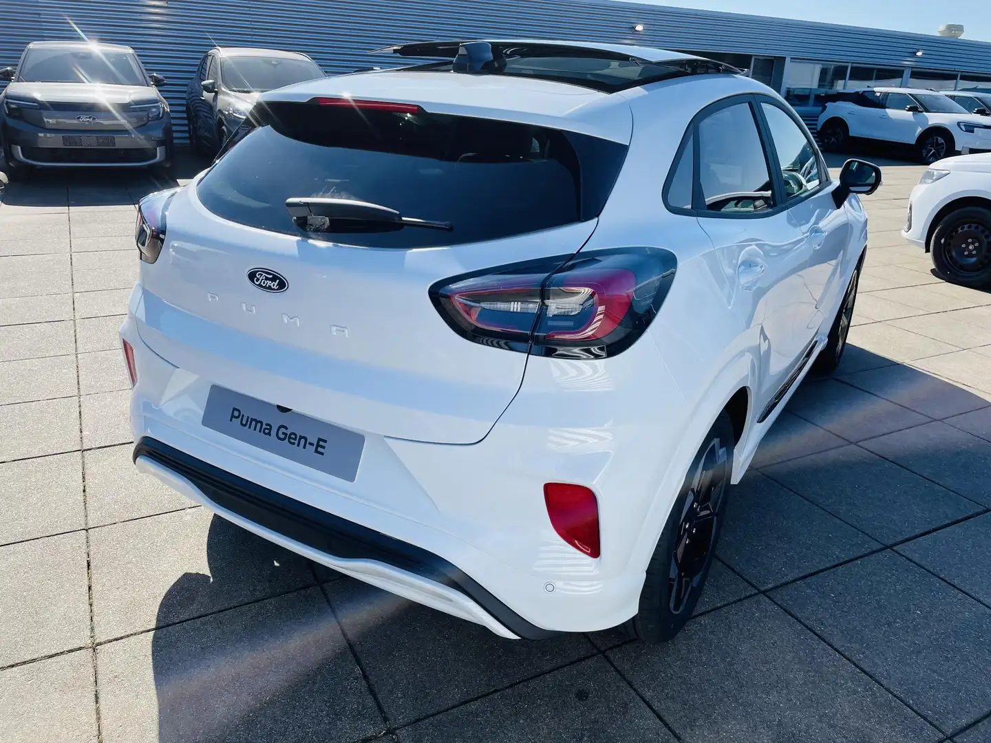 Ford Puma Gen-E Premium 44 kWh Nu in Naaldwijk in de showroo Wit - 2