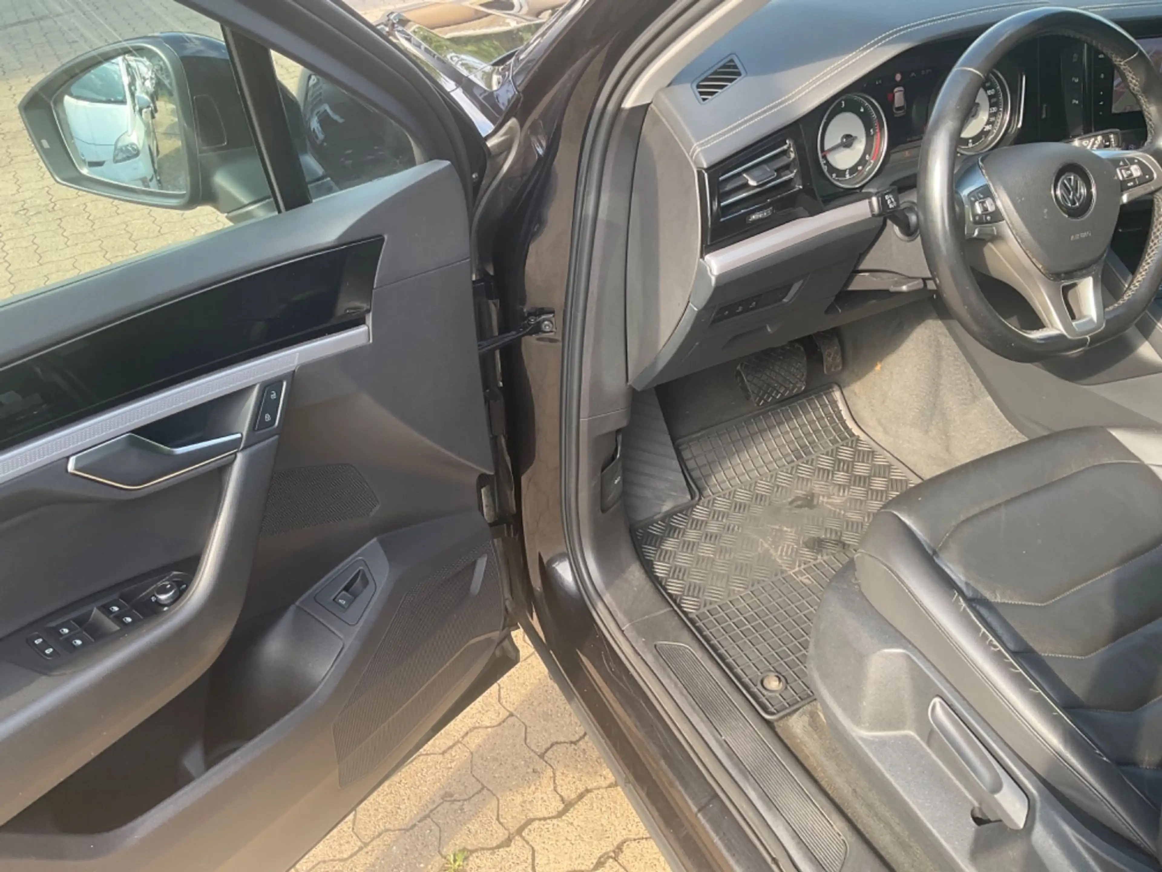 Volkswagen Touareg Basis 4Motion TÜV 10.2027 — photo 13