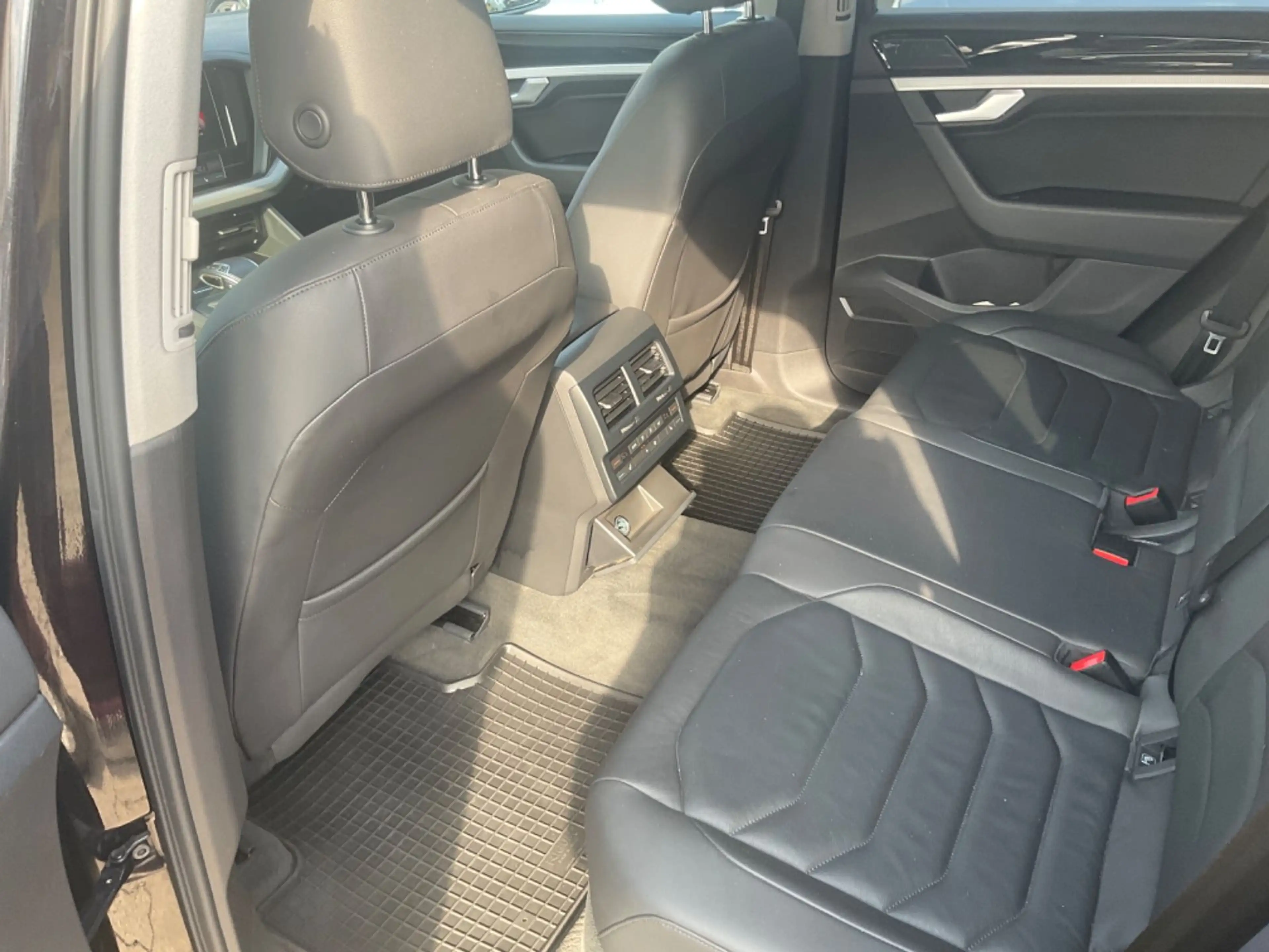 Volkswagen Touareg Basis 4Motion TÜV 10.2027 — photo 12