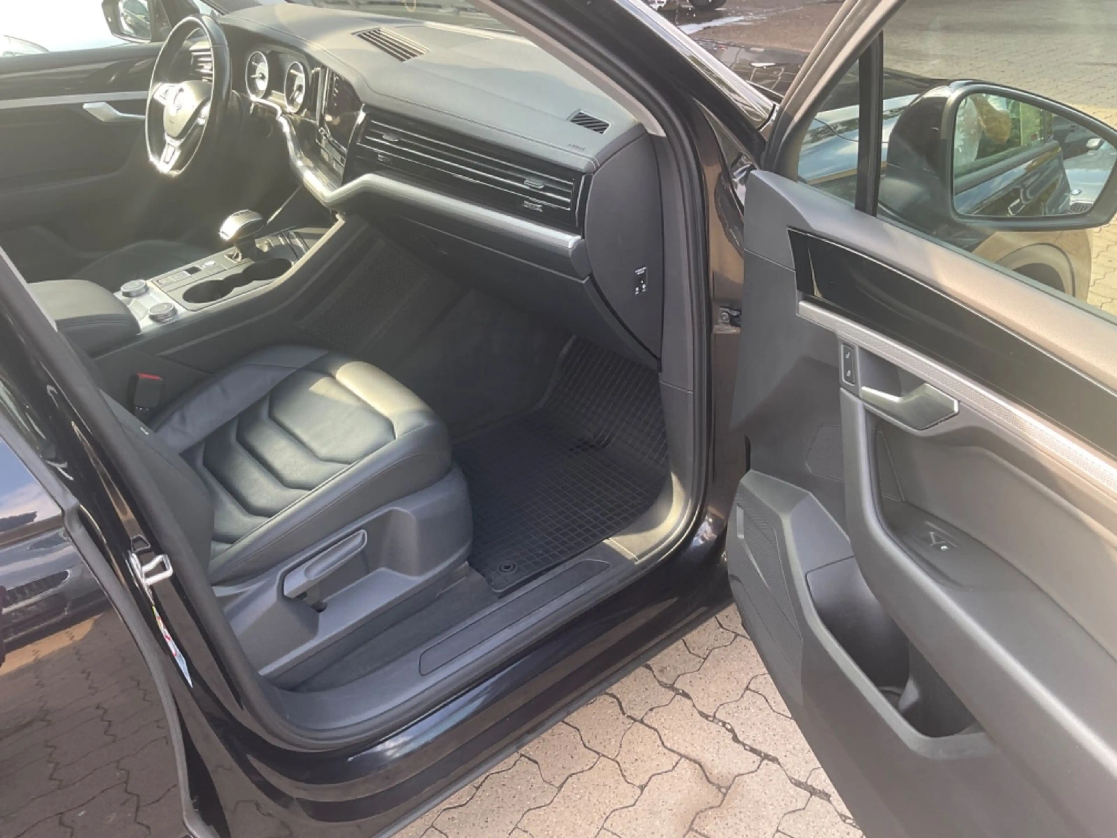 Volkswagen Touareg Basis 4Motion TÜV 10.2027 — photo 5
