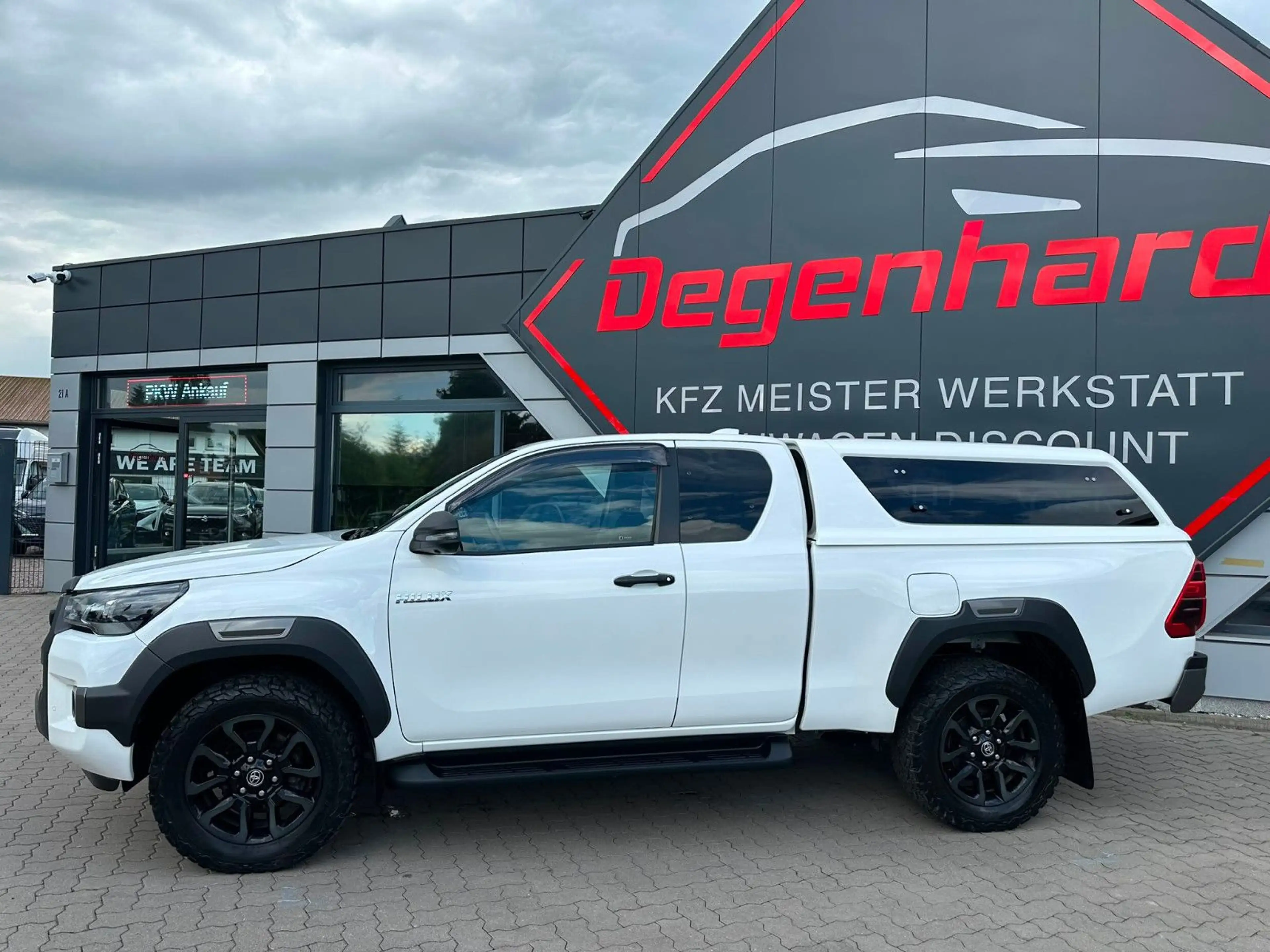 Toyota Hilux Extra Cab Invincible 4x4 NAV 360° AHK STH — photo 4