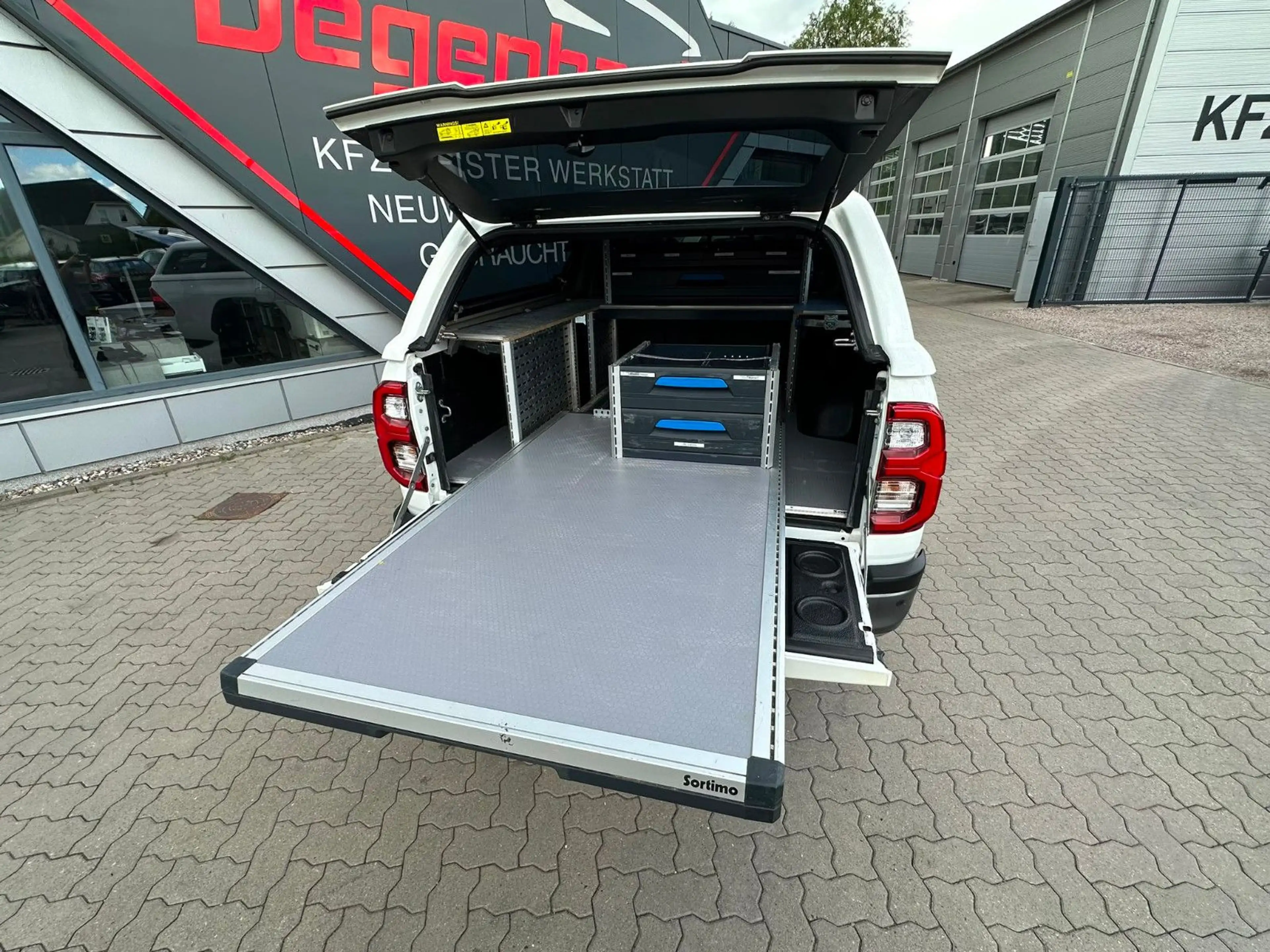 Toyota Hilux Extra Cab Invincible 4x4 NAV 360° AHK STH — photo 8