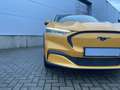 Ford Mustang Mach-E 98kWh Ext. RWD Geel - thumbnail 3