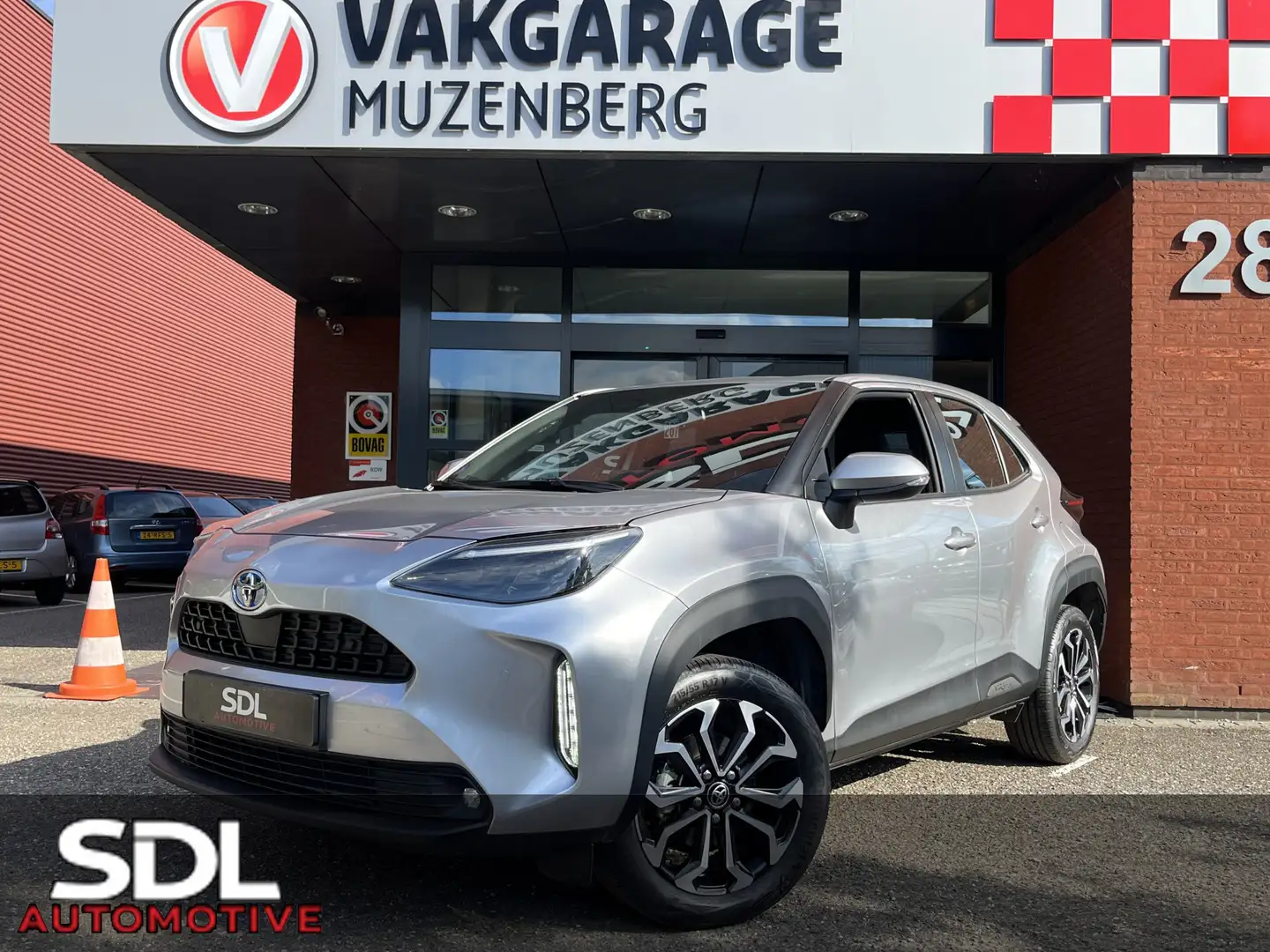 Toyota Yaris Cross 1.5 Hybrid Dynamic // FULL LED // KEYLESS // DODEH Zilver - 1