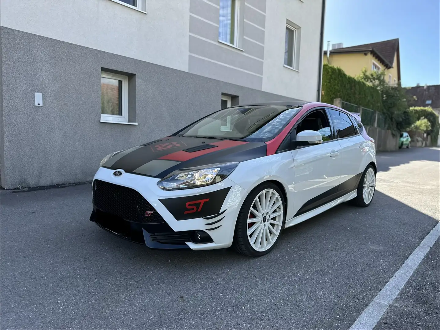 Ford Focus 2.0 EcoBoost ST mit Leder-Sport-Paket - 1