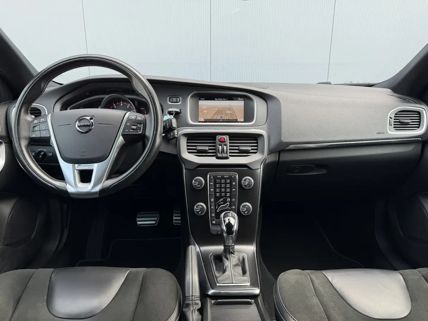 Volvo V40 1.5 T3 Polar+ Sport Automaat/R-design/Pano/Camera. Grijs - 2