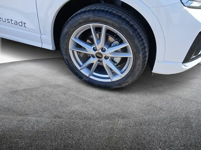 Audi Q2 view 5