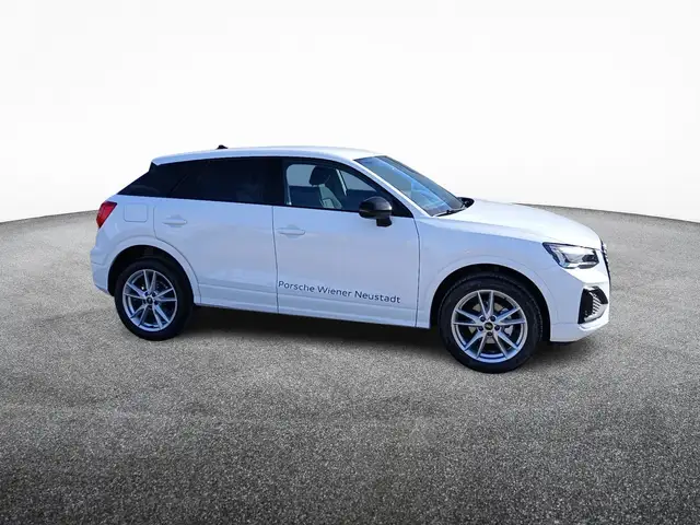 Audi Q2 view 4
