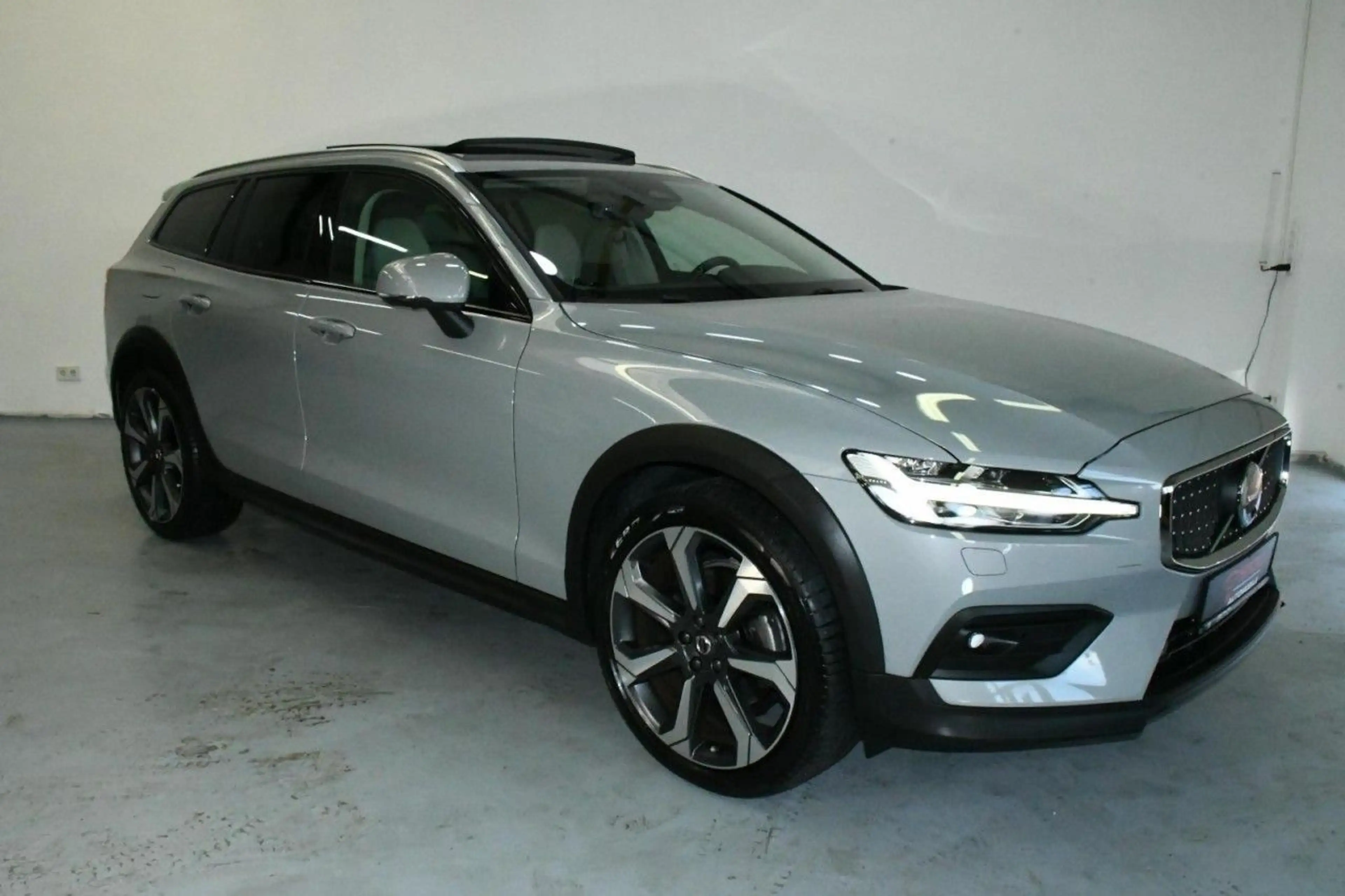 Volvo V60 Cross Country Country AWD Ultim ACC*PAN*H&K*AHK*SBEL Klima Navi — photo 4