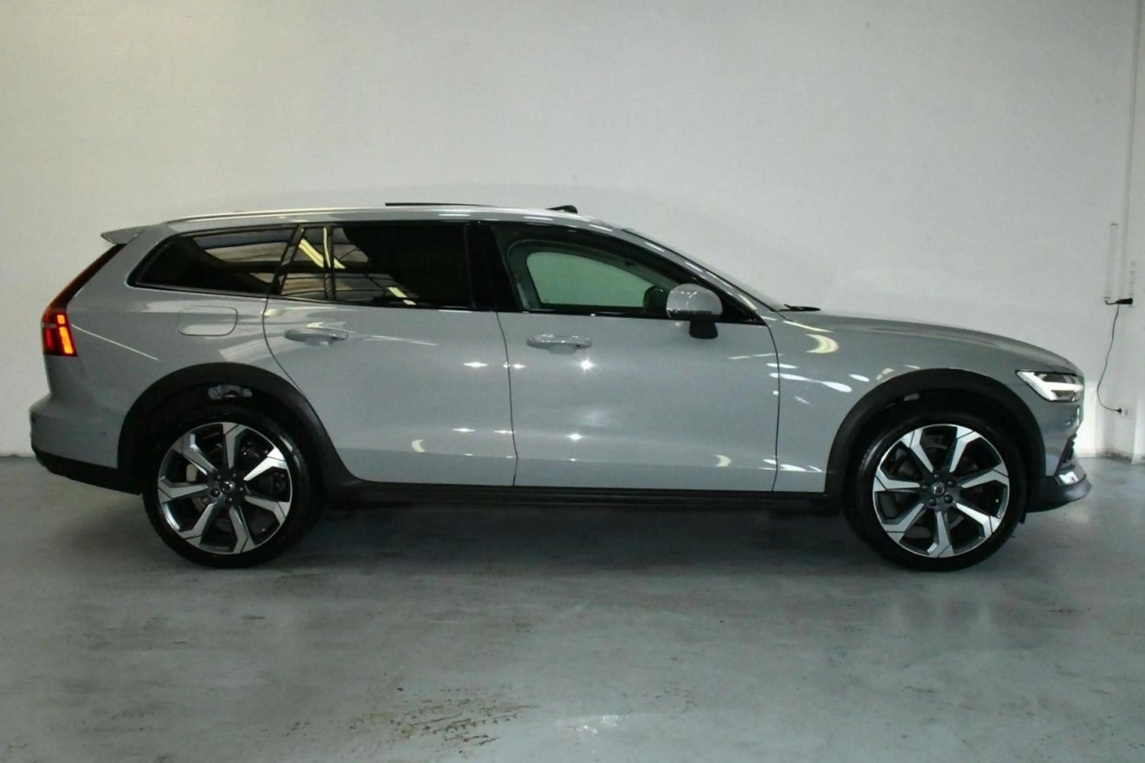 Volvo V60 Cross Country Country AWD Ultim ACC*PAN*H&K*AHK*SBEL Klima Navi — photo 5