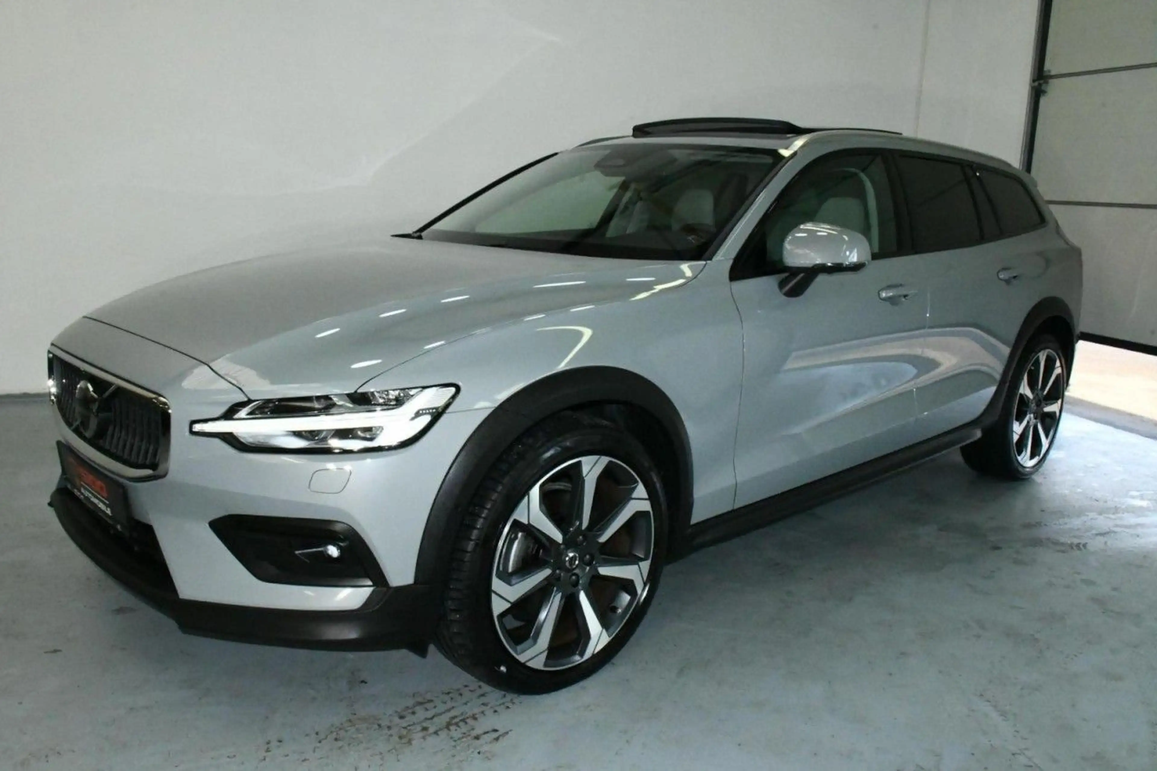 Volvo V60 Cross Country Country AWD Ultim ACC*PAN*H&K*AHK*SBEL Klima Navi — photo 2