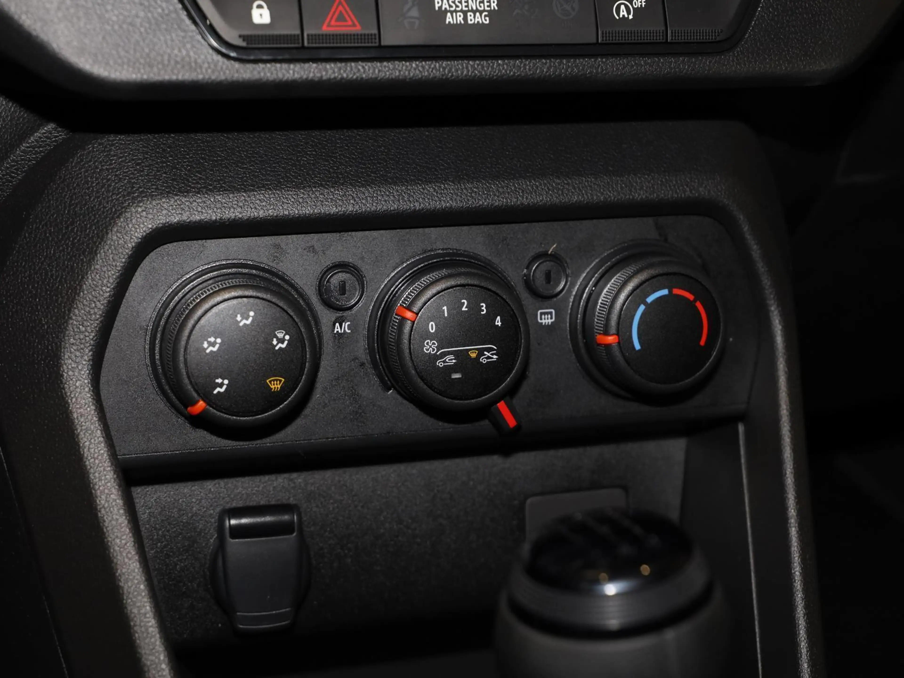 Dacia Sandero Essential SCe 65 PDC KLIMA BT ZV USB — photo 12