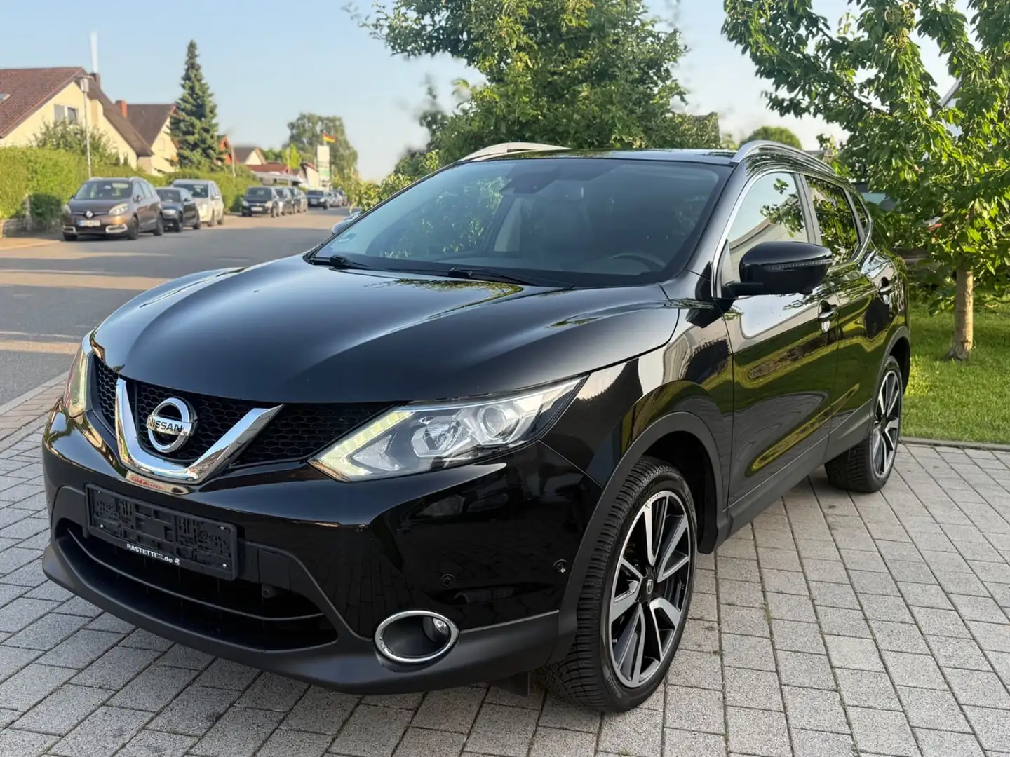 Nissan Qashqai Tekna*NEU*TÜV*NAVI*kamera* 131*PS* Schwarz - 1