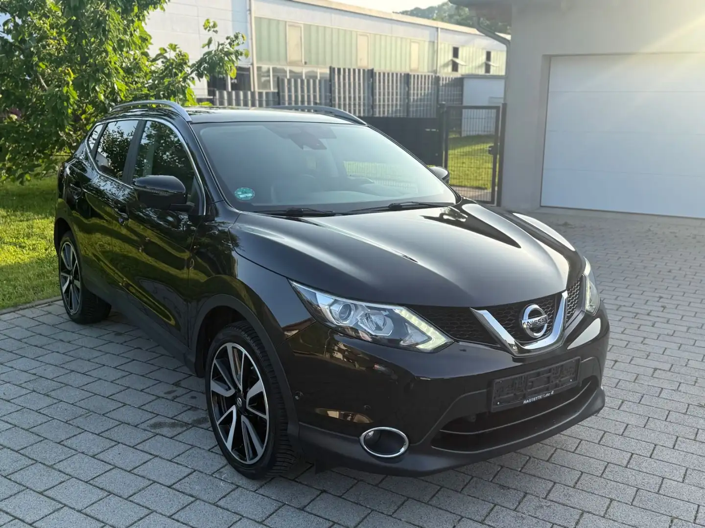 Nissan Qashqai Tekna*NEU*TÜV*NAVI*kamera* 131*PS* Schwarz - 2